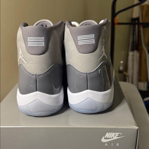 Jordan 11 Retro Grey - Picture 4 of 15